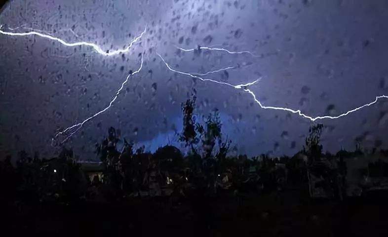 暴雨來襲，請注意人身安全