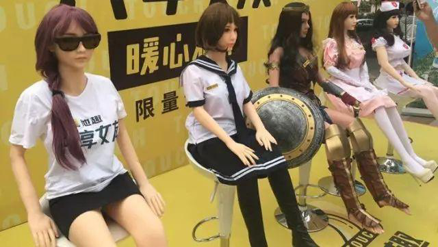 高傲的“單身”還是選擇人體硅膠娃娃？